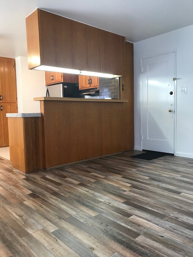 Building Photo - Gorgeous 1+1  in Glendale - Close to Eagle...