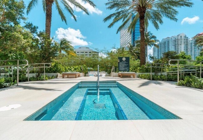 Building Photo - 950 Brickell Bay Dr