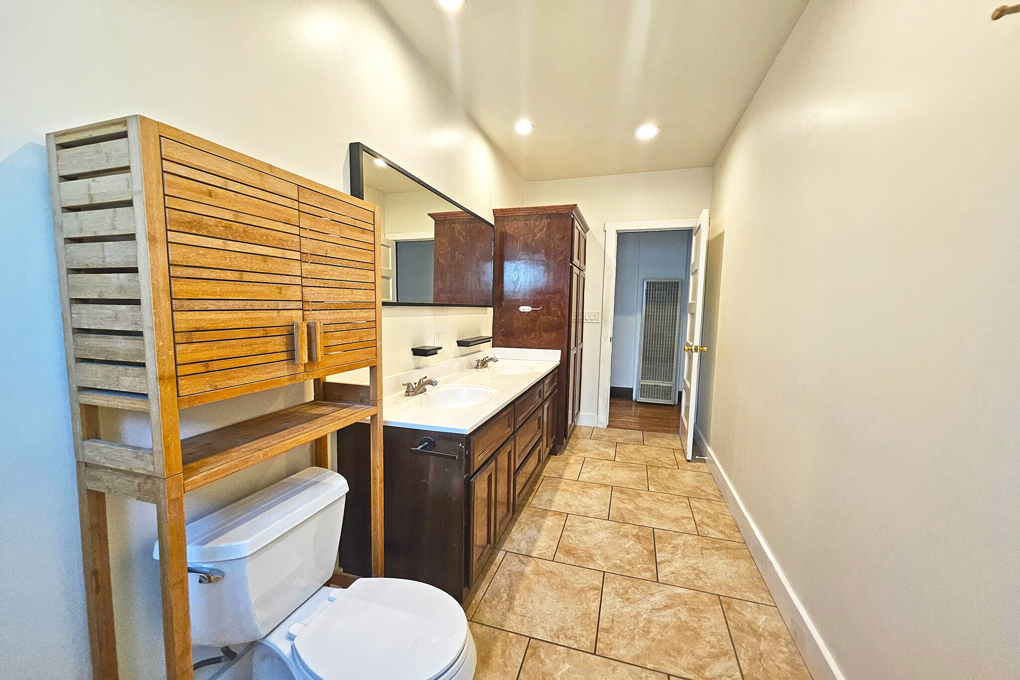 Building Photo - 648 N Heliotrope Dr
