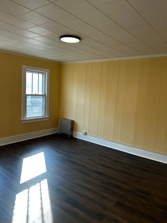 Building Photo - 325 Main St