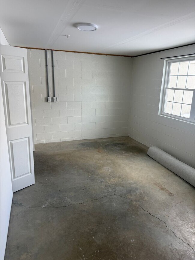 Building Photo - 12-12 Creekside Dr