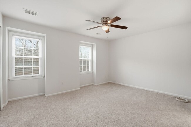 Building Photo - Welcome home to this charming three-level townhouse in the heart of Springfield!