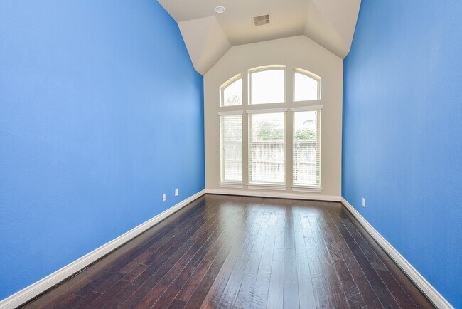 Building Photo - 28803 Davenport Dr