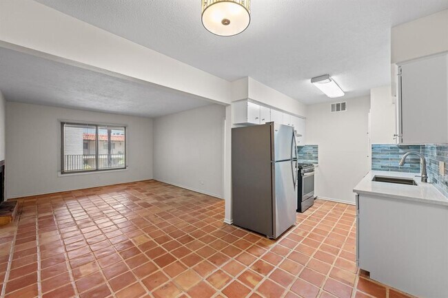 Building Photo - 505 W 7th St