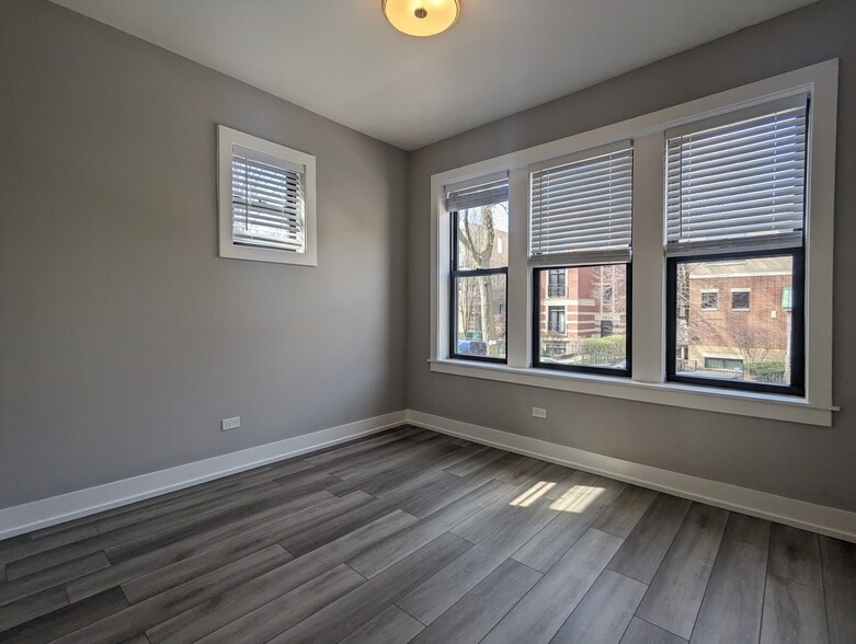 Building Photo - 3943 N Janssen Ave