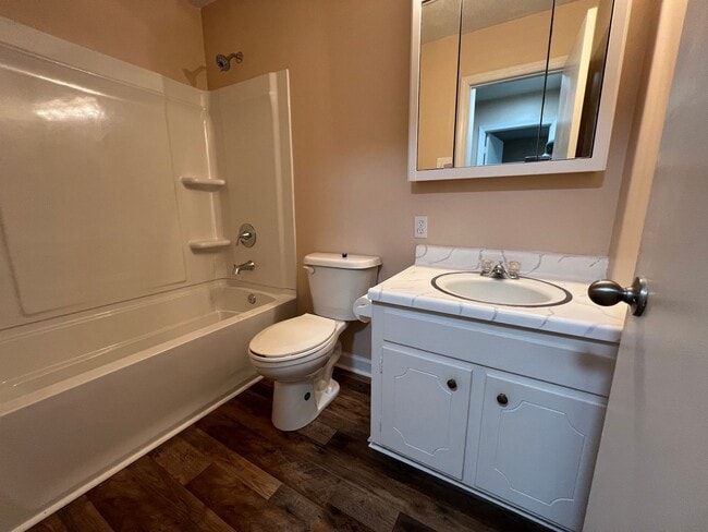 Building Photo - 3 Bedroom 1.5 Bathroom House for rent