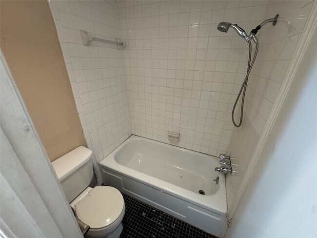 Building Photo - 2100 Tanglewilde St