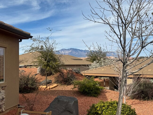 Building Photo - Short Term Fully Furnished Rental! Available May 1st - October 31st!