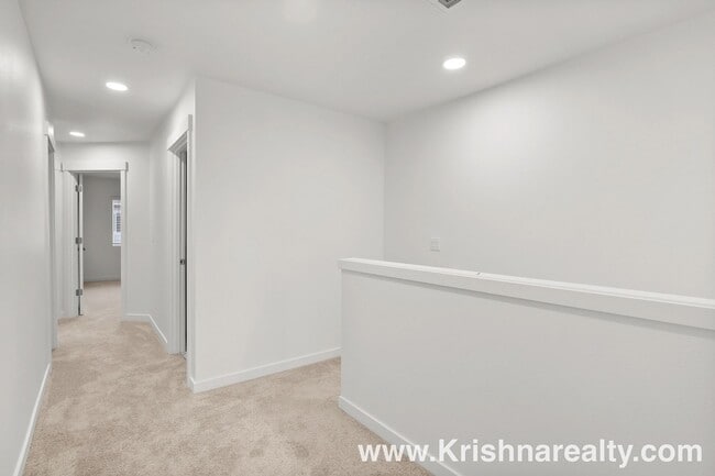 Building Photo - Beautiful 2021 Modern Build | 3 Bed | 2.5 Bath | Stylish Townhome in Laurel Woods