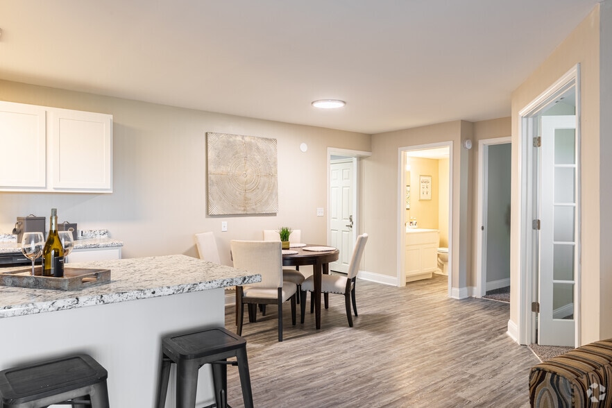 1BR, 1.5BA - 800SF - Saratoga Apartments - STA