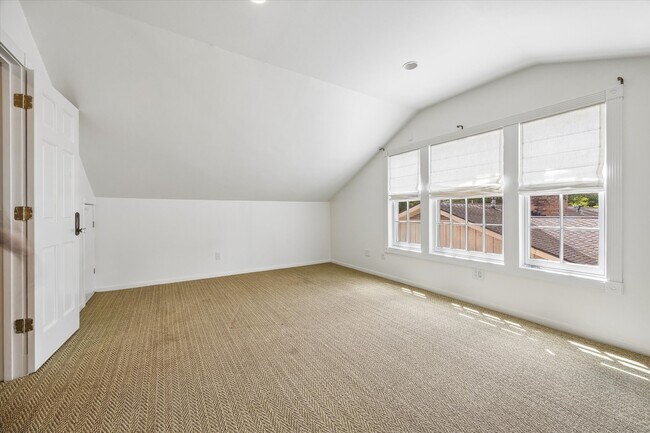 Building Photo - 5210 Meadow Lake Ln