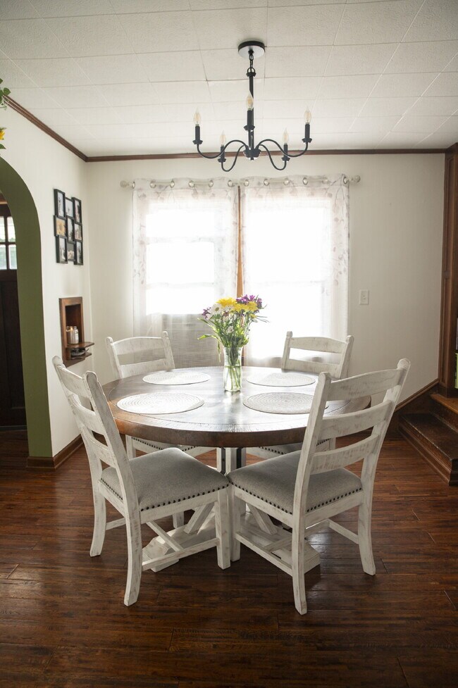 Building Photo - Beautifully Renovated 4-Bedroom Home with Fenced Backyard!