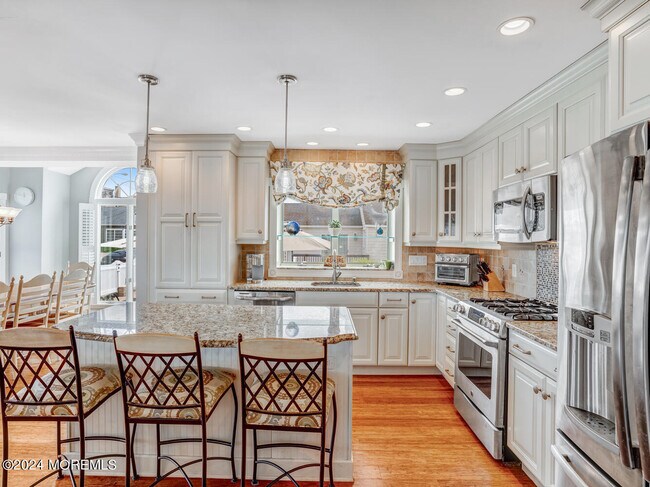 Building Photo - 200 S Bayview Ave