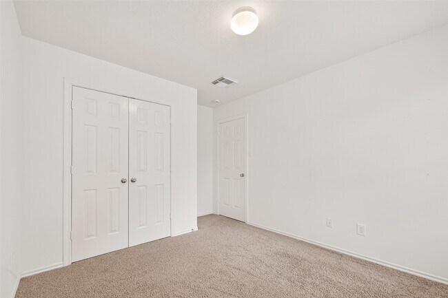 Building Photo - 10 Druids Glen Pl