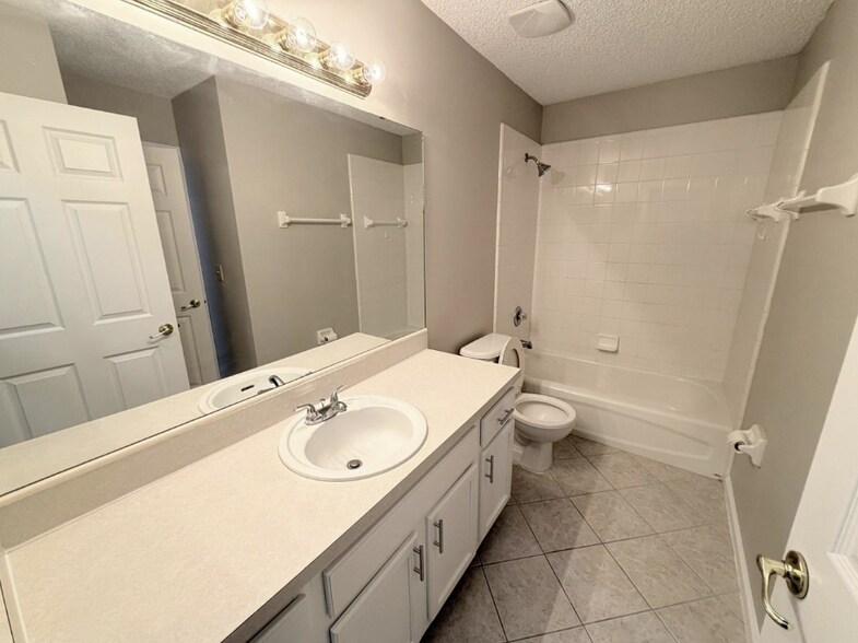 Building Photo - 1930 Hollington Dr