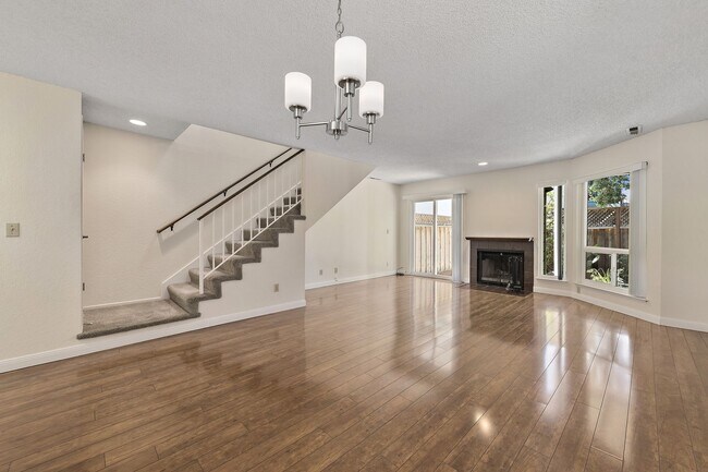 Building Photo - Beautiful 2-Bedroom 2.5Bathroom Mountain View Townhome