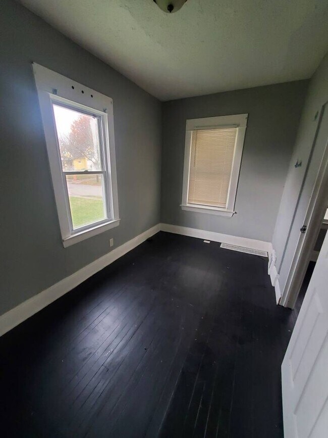 Building Photo - Charming 4-Bedroom Property in Prime Location