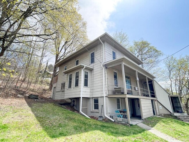 Building Photo - 103 E Spencer St