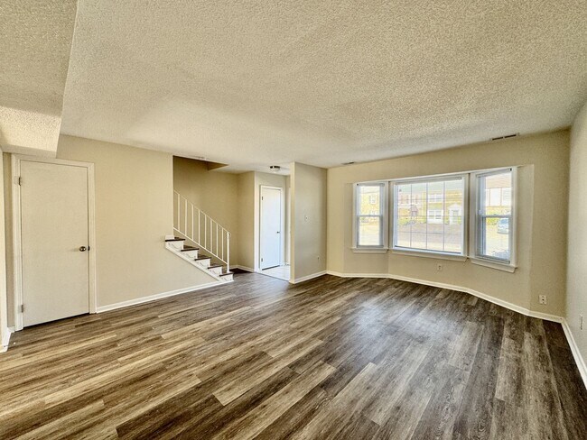 Building Photo - 3-Bedroom Townhome READY NOW!! Fresh Paint...