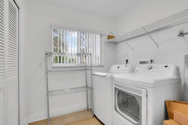 Building Photo - 905 Sunset Rd