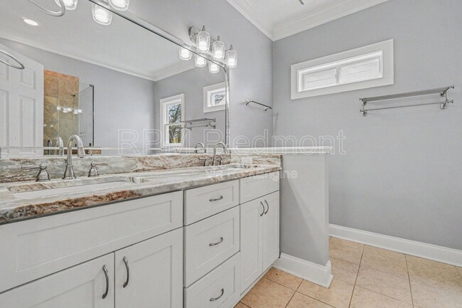 Building Photo - 1034 Hubbard St SW