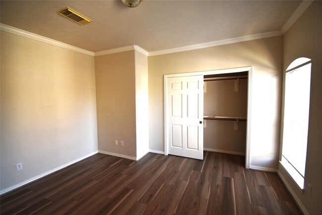 Building Photo - 2835 Briarhurst Park