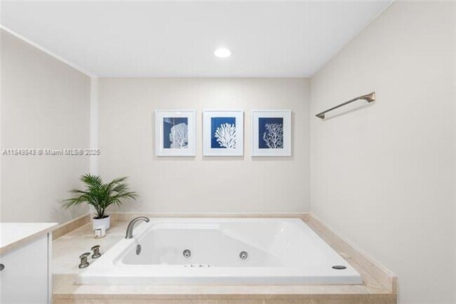 Building Photo - 16500 Collins Ave