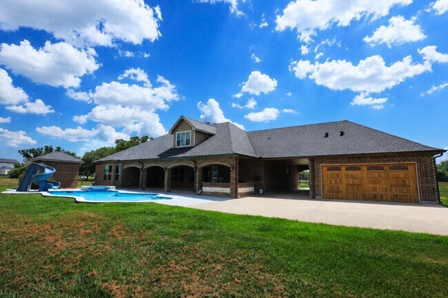 Building Photo - 527 Lily Ln
