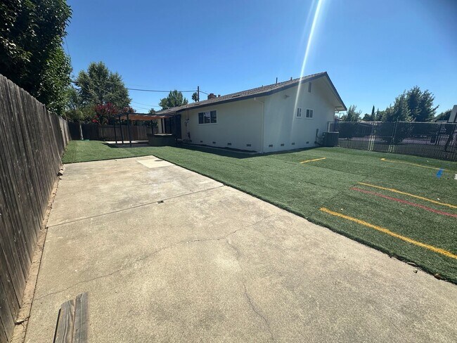 Building Photo - 9101 Rosewood Dr
