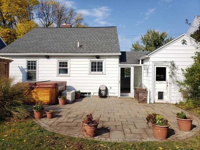 Building Photo - Charming 3 bedroom single family home loca...