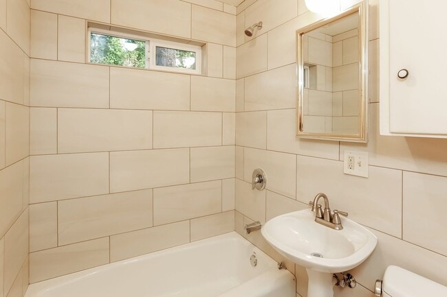 Building Photo - Charming 2 bed, 1 bath beautiful fir hardwood floors minutes to everything.