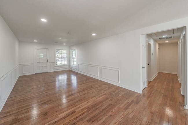 Building Photo - CHARMING HOME Close to TCU Campus!
