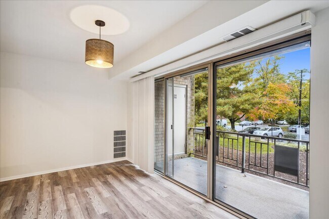 Building Photo - Spacious & Updated 2BD/1BA - All Utilities...