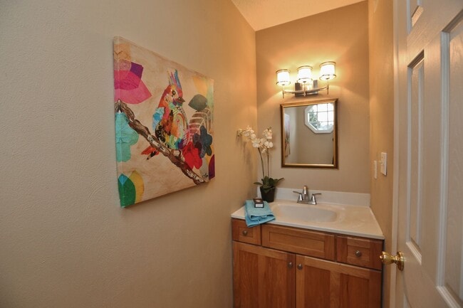 Building Photo - Amazing 2 Bedroom Townhome in Washington Square! Available 03-06-26! All Appliances Convey!