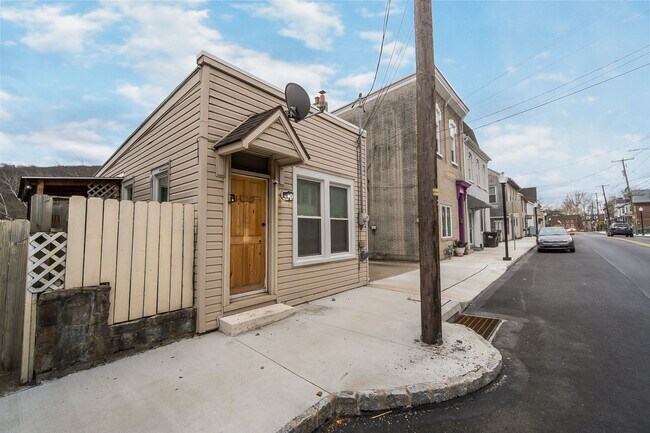 Building Photo - 137-139 Main St