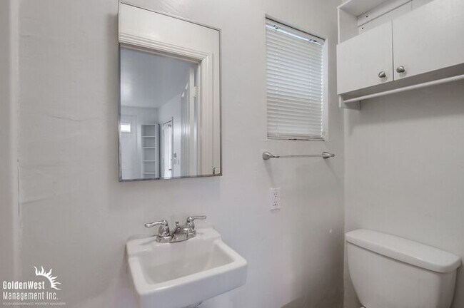 Building Photo - Charming 3Bdm 2Ba Home Located in the Norm...