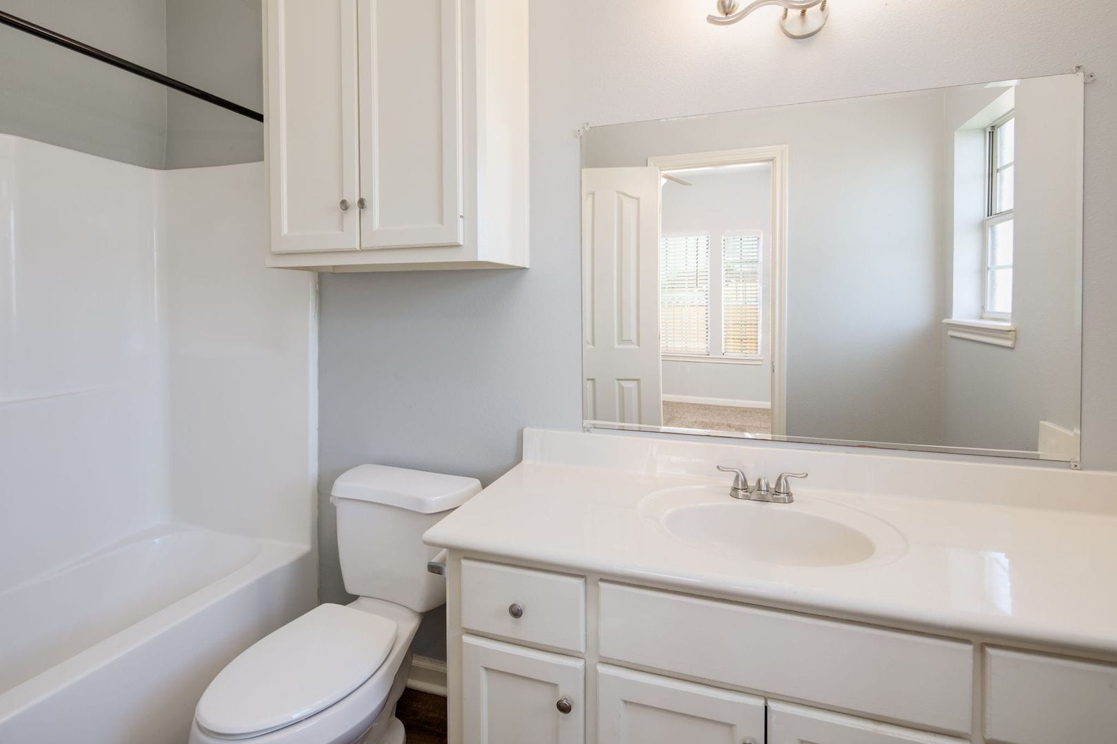 Building Photo - IMMEDIATE MOVE IN!!!  3 bedroom 3 Bathroom Duplex Next Door to Blinn!