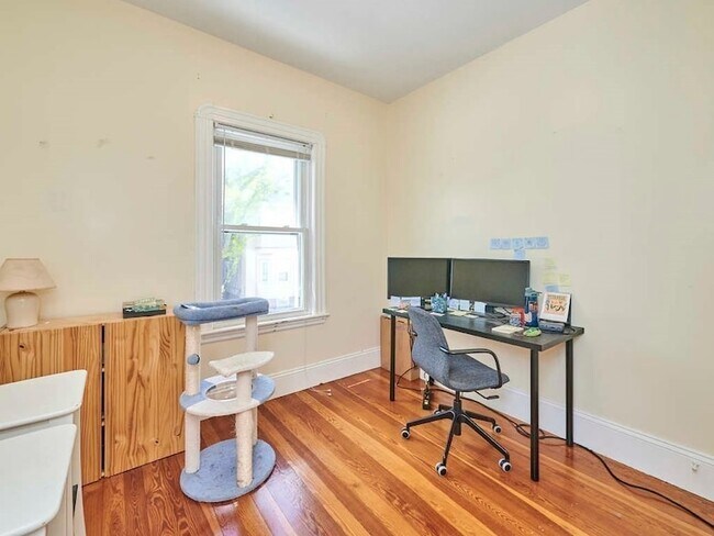 Building Photo - 48 Wordsworth St