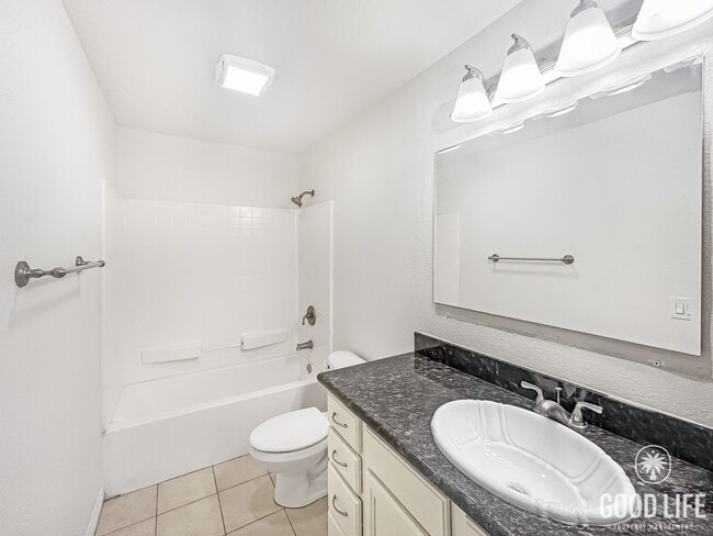 Building Photo - Beautiful 2BD/1BA W/ Updated Kitchen, AC, and In-Unit Laundry in Colina Del Sol!