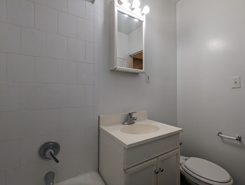 Building Photo - 556 W Arlington Pl