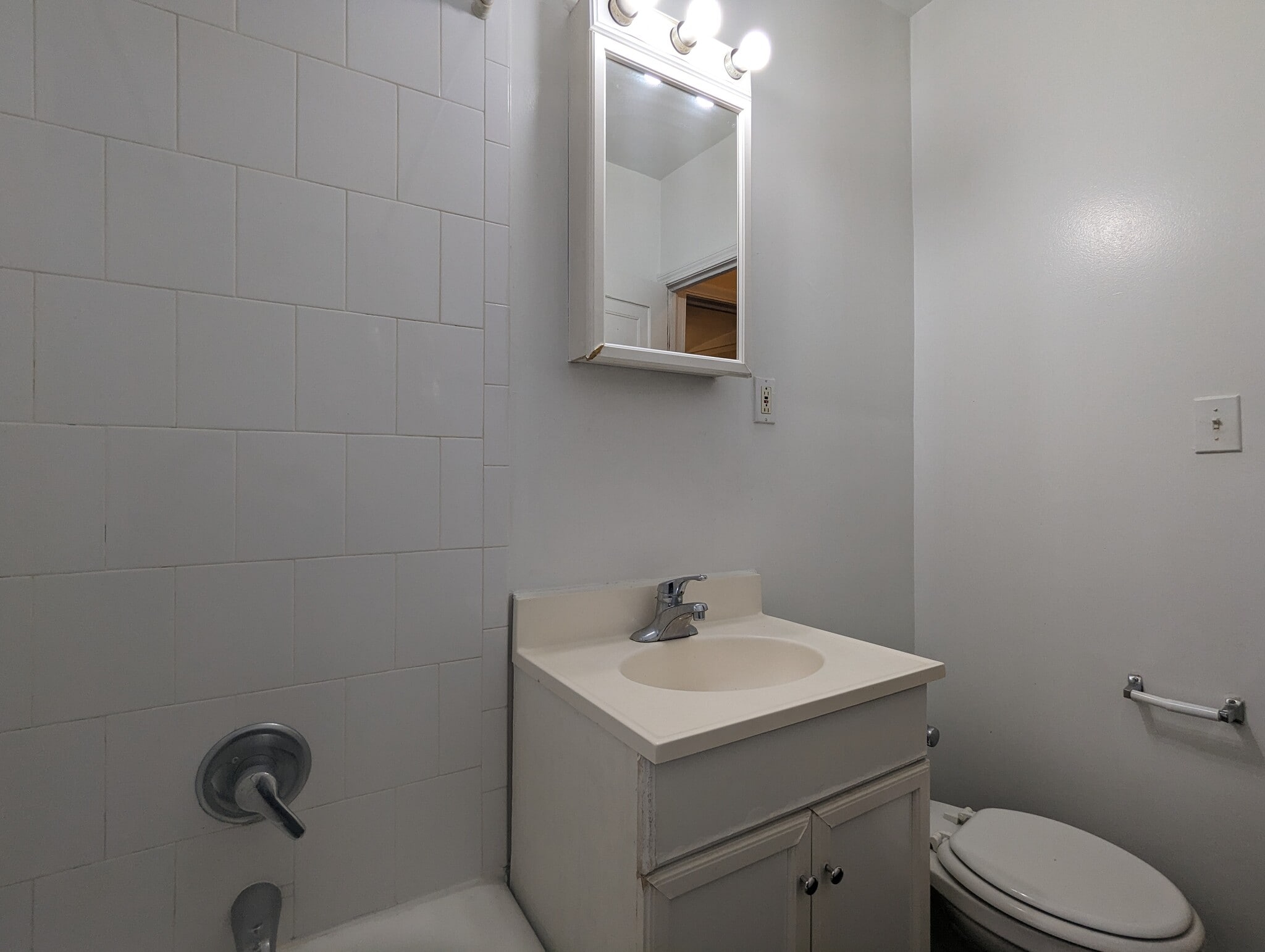 Building Photo - 556 W Arlington Pl