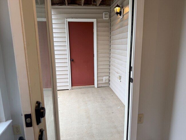 Building Photo - Inviting 1-Bedroom Condo with Natural Light!