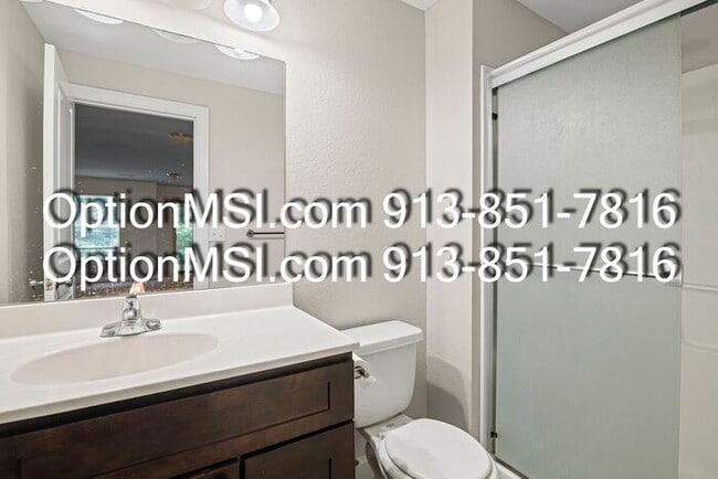 Building Photo - Townhome available in Piper schools