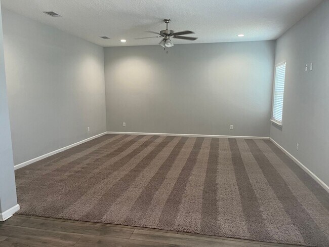 Building Photo - Spacious 4-Bedroom Pet Friendly Home with a Serene View - Available for Rent!