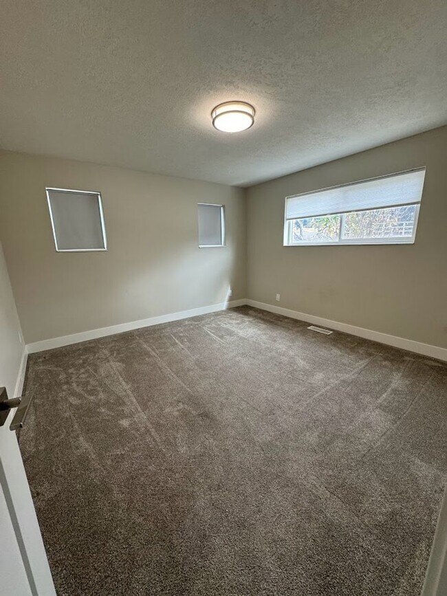 Building Photo - Beautiful remodeled home in Orem!