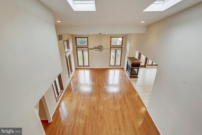 Building Photo - 9801 Clydesdale St