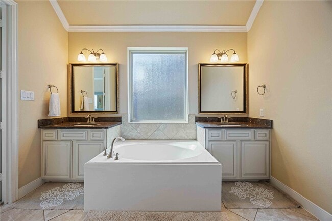 Building Photo - 931 Abelia Ave