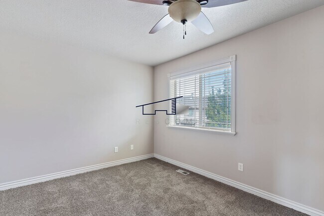 Building Photo - Fantastic Ogden 3 Bedrooom Townhouse!