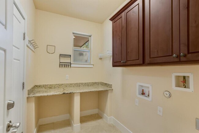 Building Photo - 10908 Railway Ln
