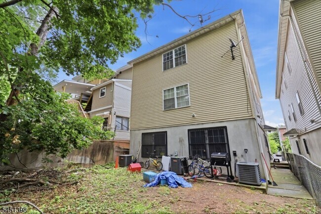 Building Photo - 83 Farley Ave